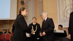 Szabó István Oscar- és Kossuth-díjas filmrendező személyes jelenlétével is támogatta az SZTE Sófi Ösztöndíj törekvéseit. A képen Fiser Bélának gratulál a díj elnyeréséhez